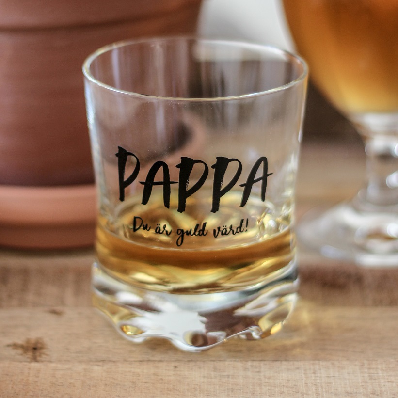 Whiskyglas Pappa från Majas lyktor säljs till förmån för Barncancerfonden
